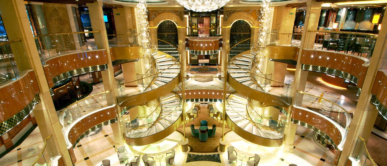 "The Piazza" med optræden af gøglere, musikere og akrobater