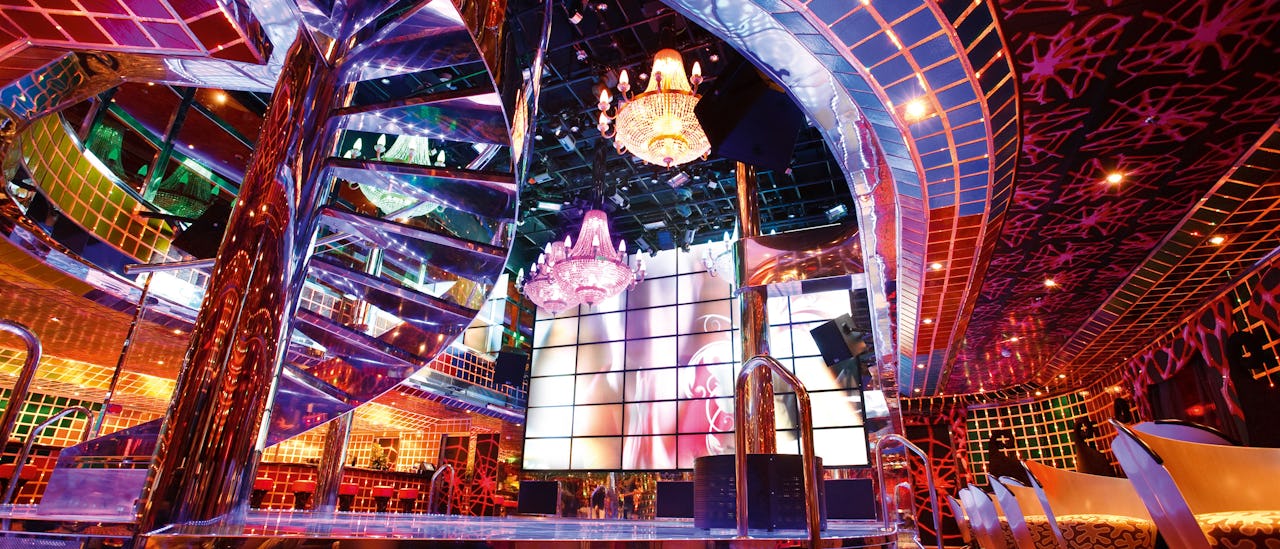 På natklubben er stemningen høj i de små timer