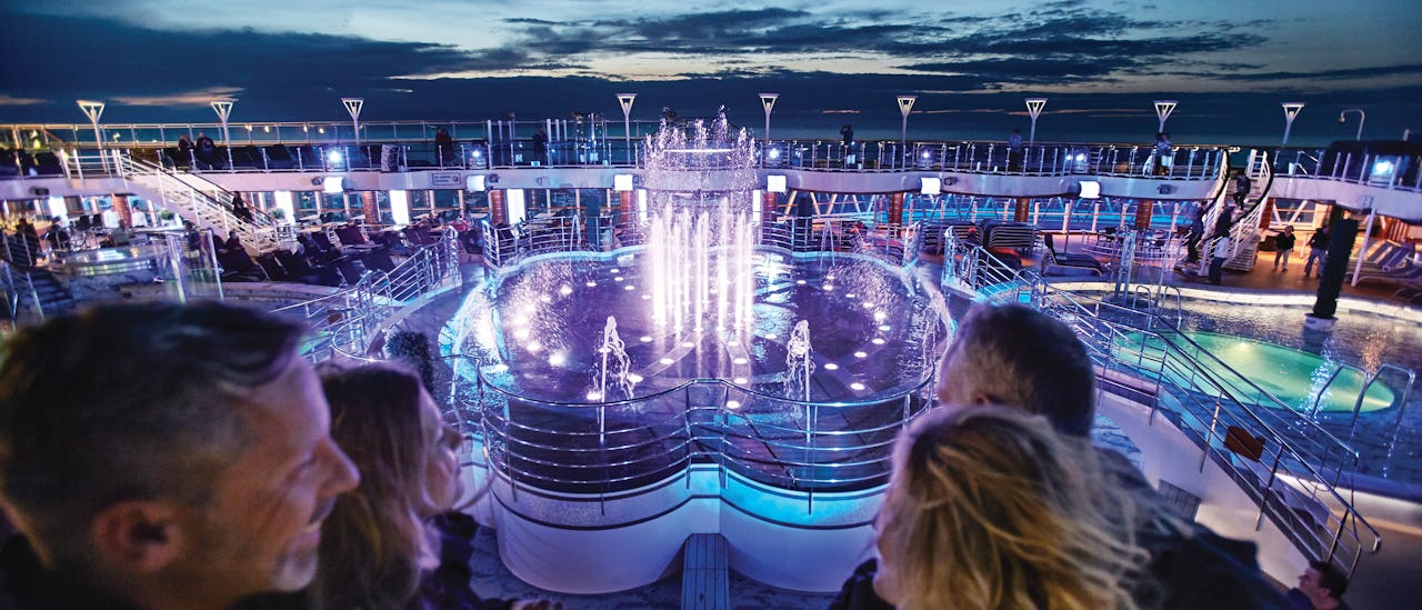 Et glitrende vandshow oppe på pooldækket koreograferet med farver og musik