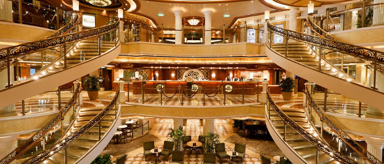 "The Piazza" med underholdning af gøglere, musikere og akrobater