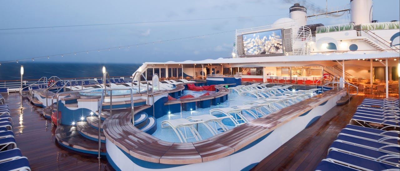 Rolig poolen på bagsiden af ??skibet