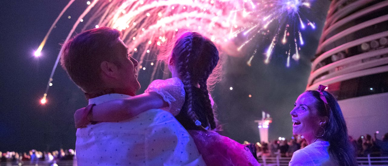 Blændende liveshows med fyrværkeri til søs