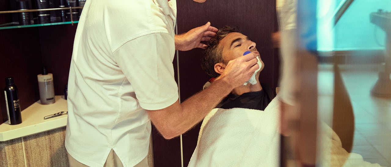 Skibets barber er klar til at trimme dit skæg