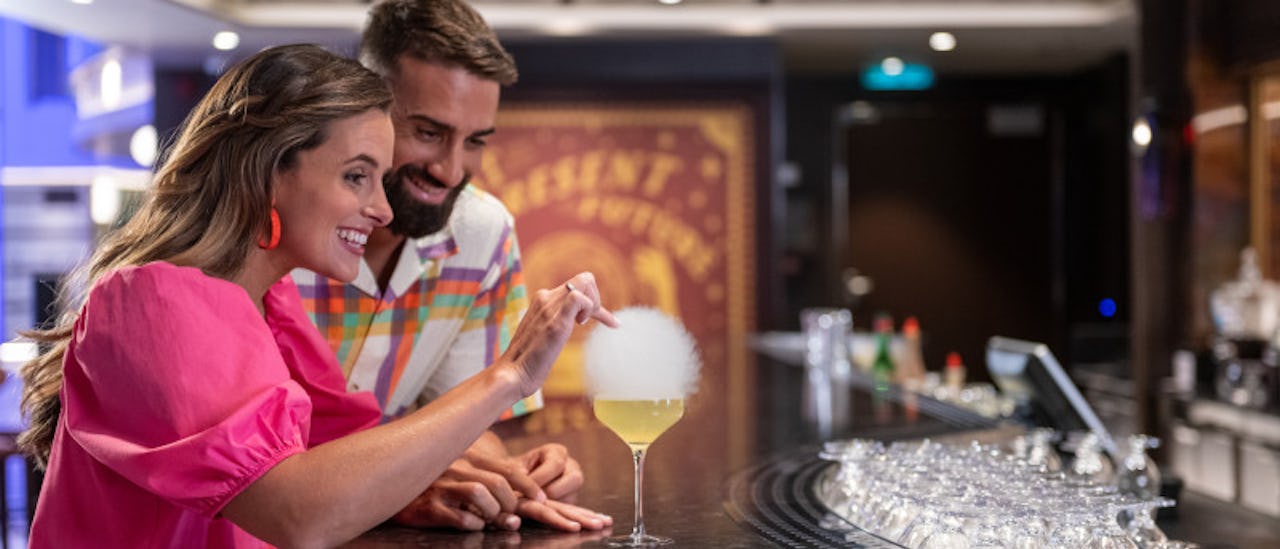 Nyd en cocktail i en af barerne ombord