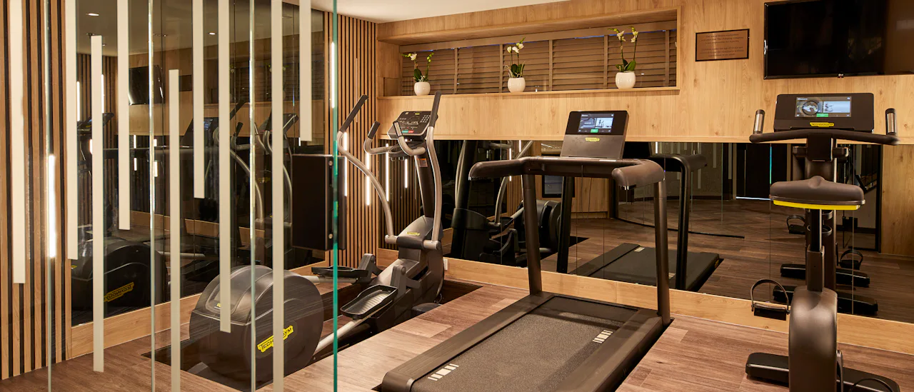 Træn i fitnesslokalet
