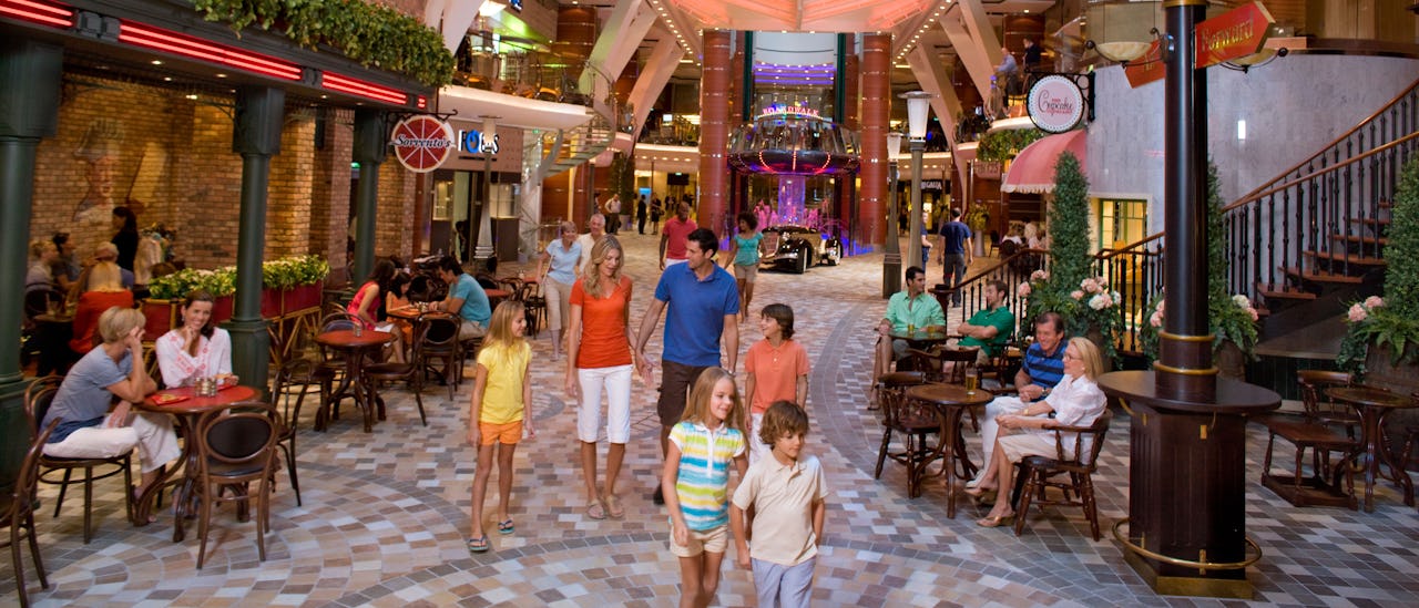 Gå en tur rundt i butikkerne, barerne og restauranterne på Royal Promenade.