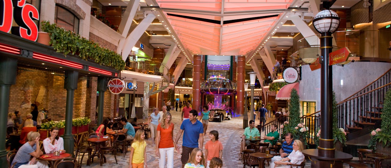 Gå rundt blandt butikker, barer og restauranger på Royal Promenade