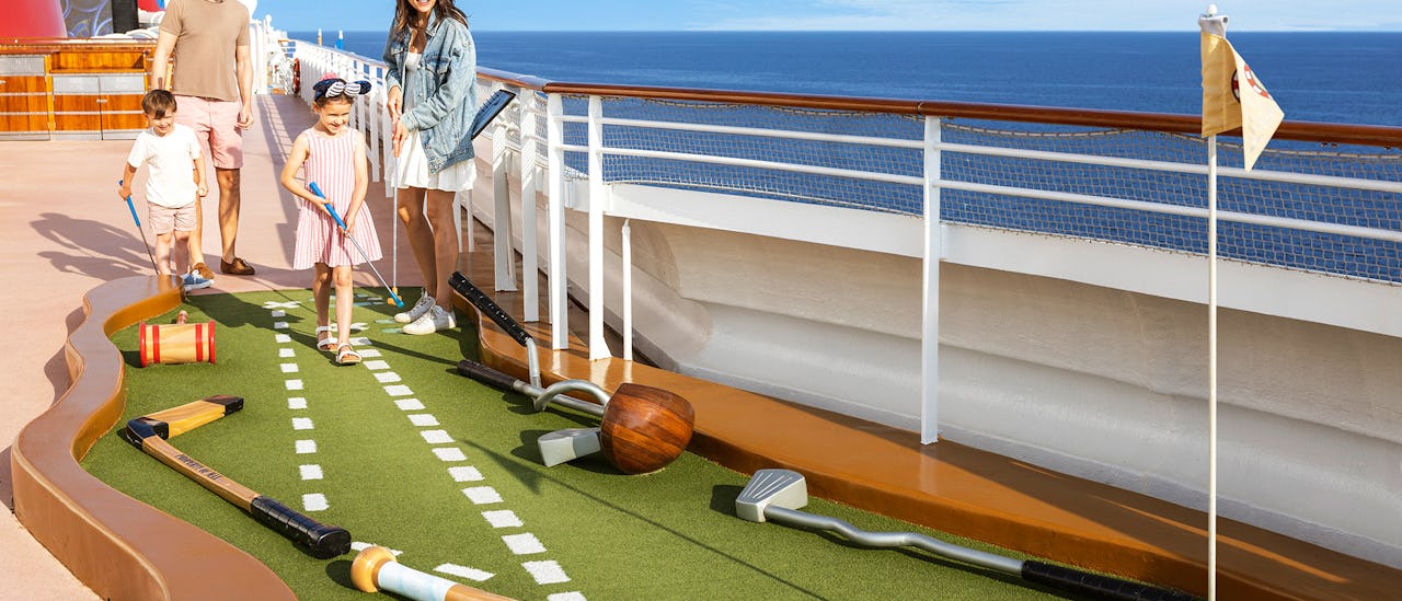 Spil minigolf på Goofy's Sports Deck