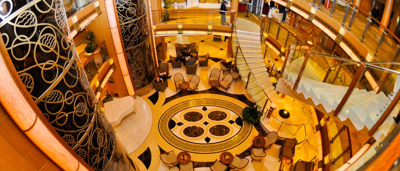 "The Piazza" – med underholdning af gøglere, musikere og akorbater