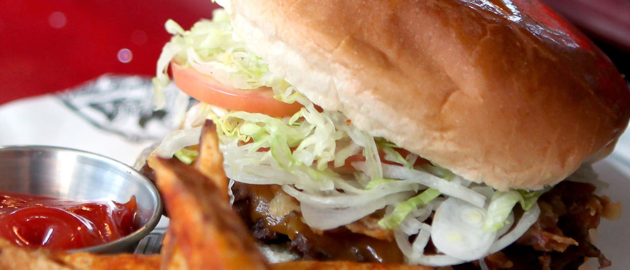 En af de syv havs bedste burgere på Guys Burger Joint