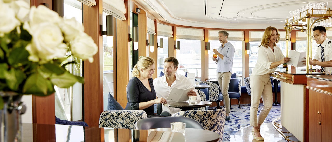 Alle offentlige lokaler (wellness, spisesal, lounge, lobby) er med gulv-til-loft-vinduer og uhindret udsigt