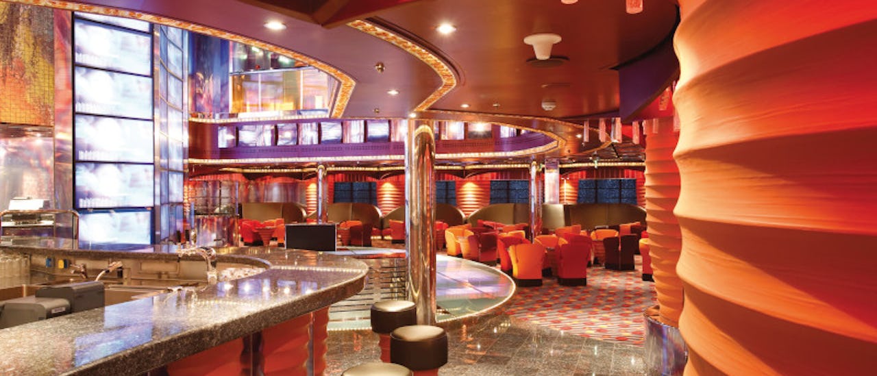 Nyd en cocktail i baren