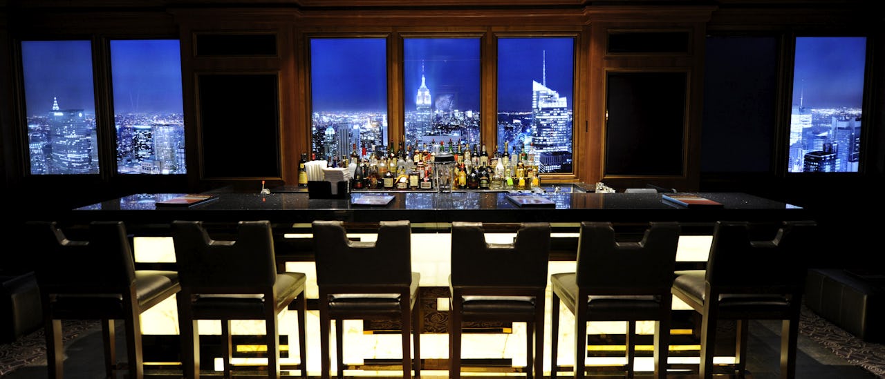 Nyd en cocktail i baren