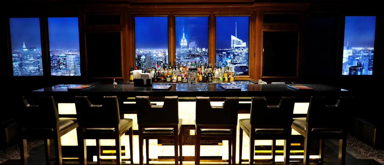 Nyd en cocktail i baren