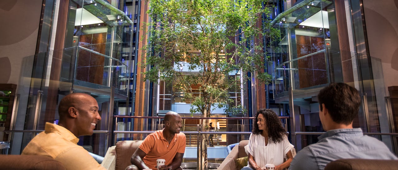 Udsigt over atriumet med et "hængende" træ