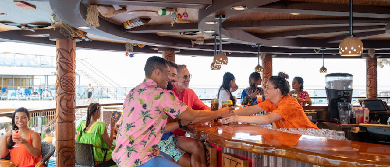 Red Frog Tiki bar – nyd en polynesisk punch eller prøv en Jungle Bird. Denne bar ved poolen spænde over to dæk og tager dig direkte til landet Tiki.