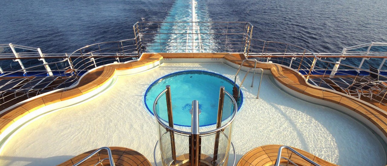 Jacuzzi with ocean views over the wake