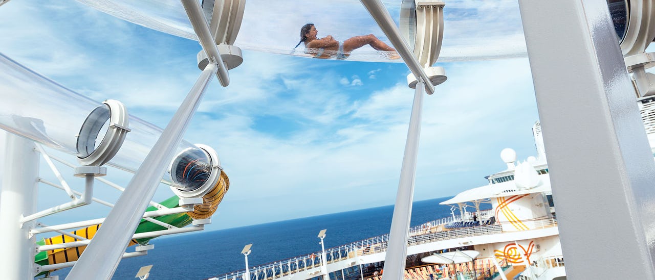 Perfect Storm - tre vandrutsjebaner, der hænger højt over poolområdet og Central Park