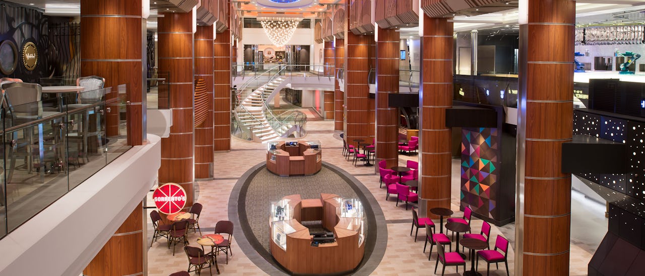 Royal Esplanade - stedet for shopping, restauranter og parader.