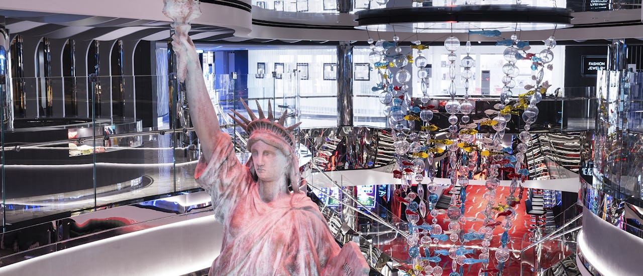 Designet, de offentlige områder og navnene på spillestederne er inspireret af storbyen New York