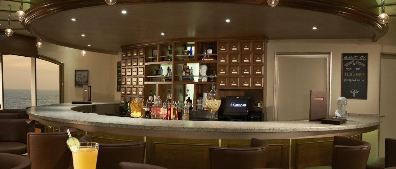 Prøv en unik cocktail kreeret af mix-mestrene i Alchemy Bar