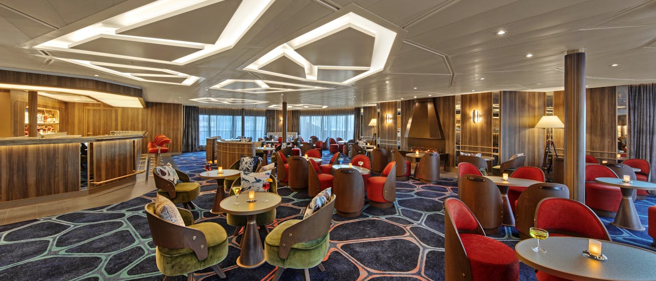 The Club er åben til eftermiddagste og forvandles til en danseklub om aftenen