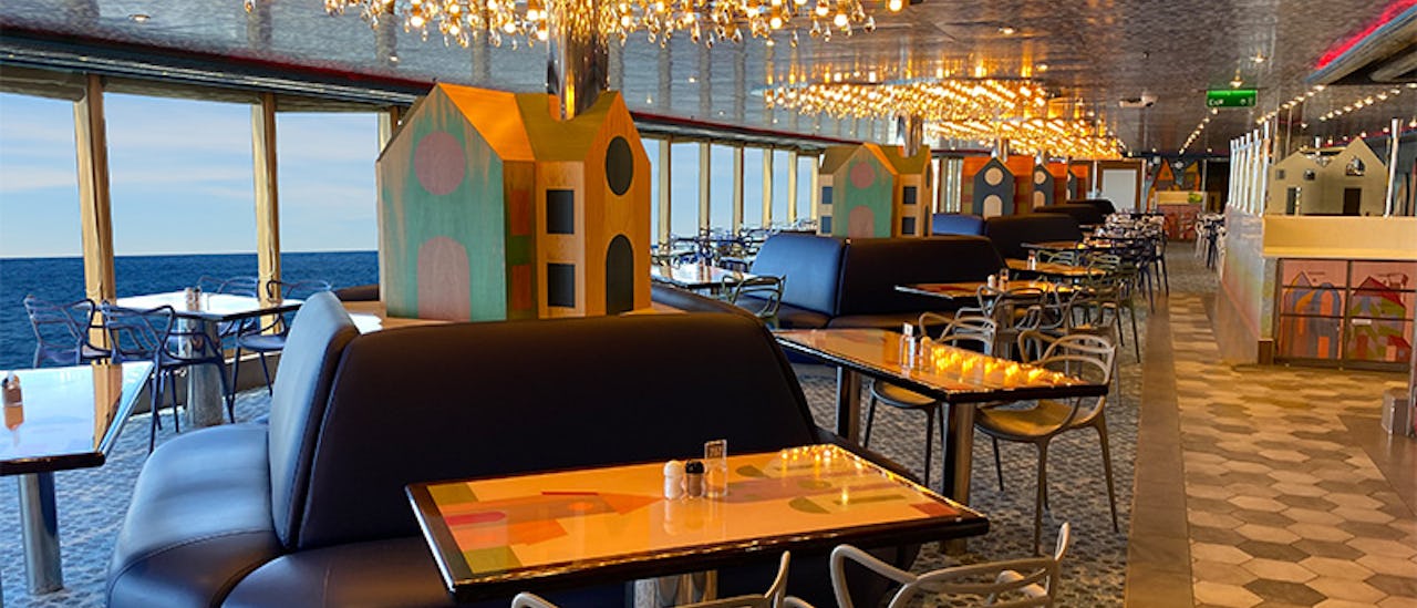 Lido Marketplace er en uformel buffetrestaurant med selvbetjening, som tilbyder morgen-, frokost- og middagsbuffeter.