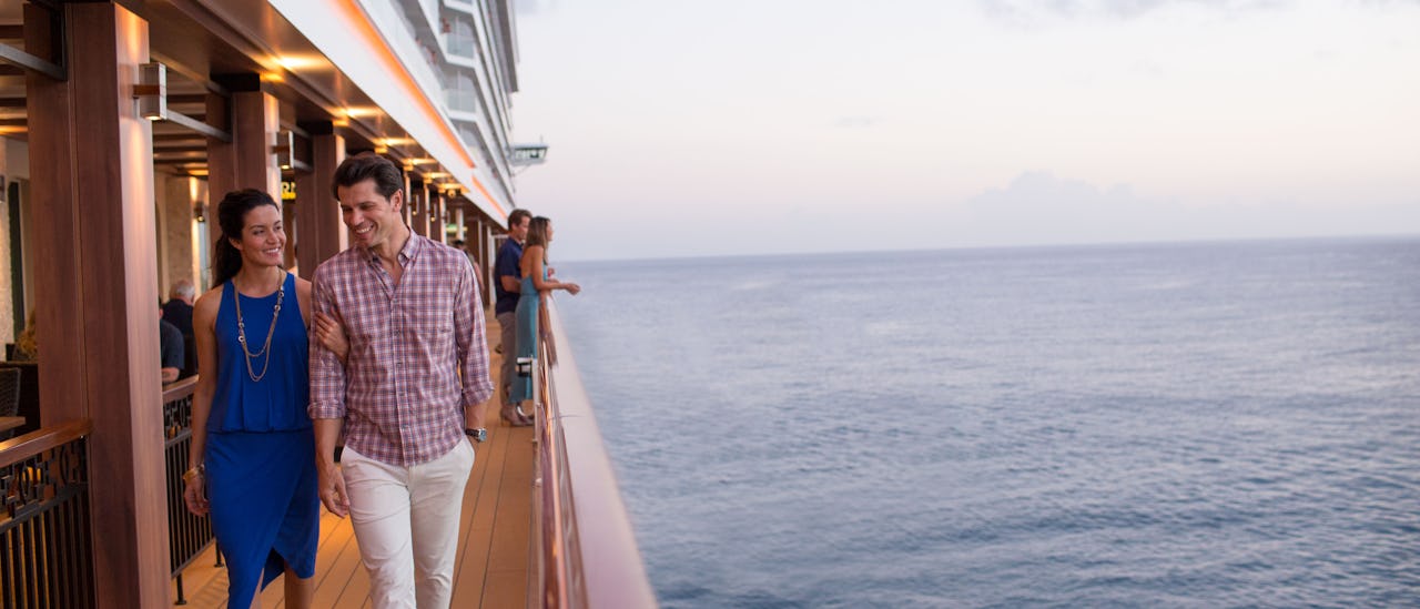 Besøg en af ??Waterfronts mange barer og udendørs restauranter