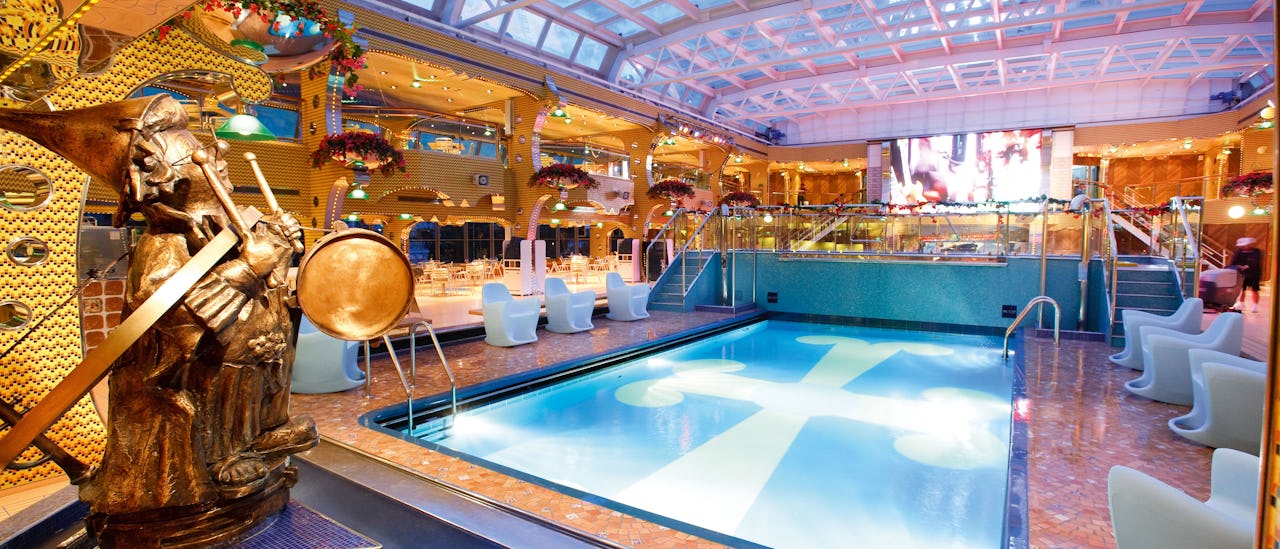 Den indendørs pool med tag, der kan åbnes.