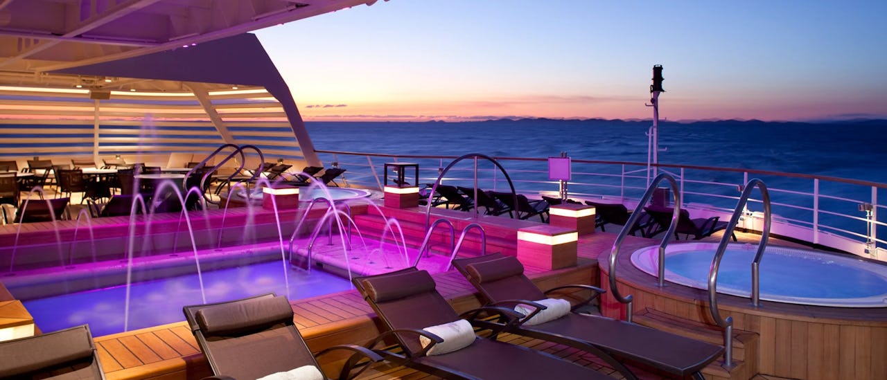 Komfortable loungesenge ved poolen