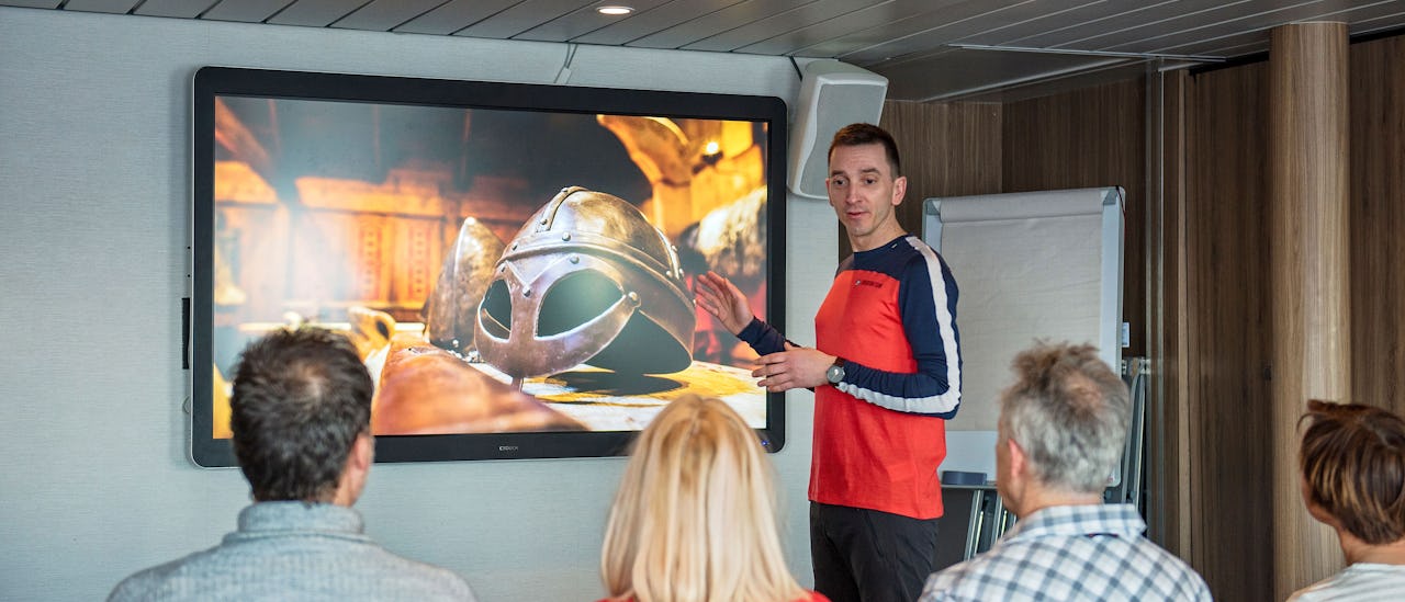 Temaerne for ekspeditionen skifter alt efter sæson og destination