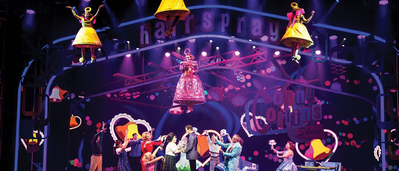 Hovedattraktionen i teatret er et 90 minutter langt og overdådigt sæt af musicalen Hairspray