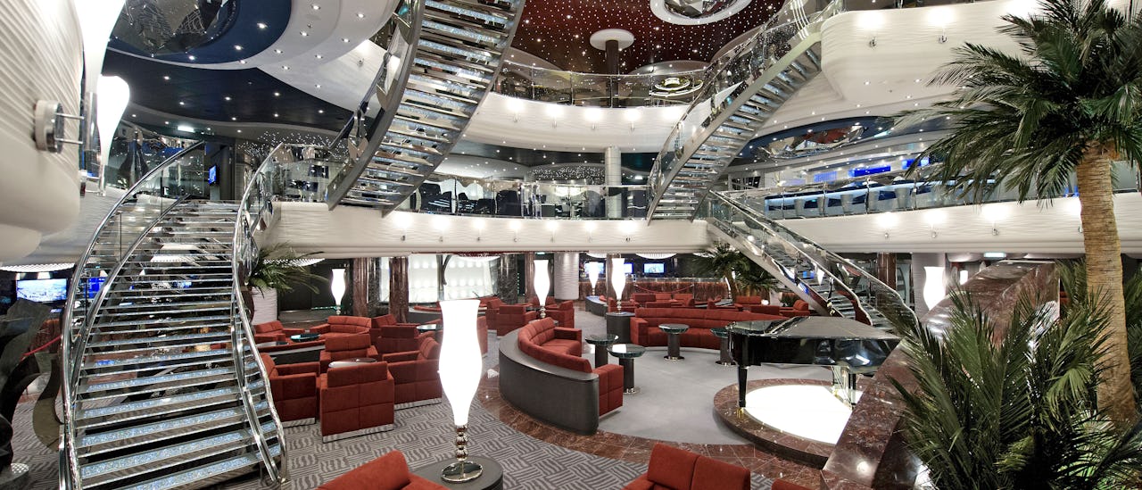 En af atriumtrapperne har trin lavet af ægte Swarovski-krystaller.