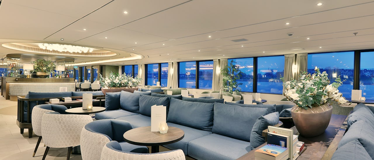 Alle offentlige lokaler (wellness, spisesal, lounge, lobby) er med gulv-til-loft-vinduer og uhindret udsigt