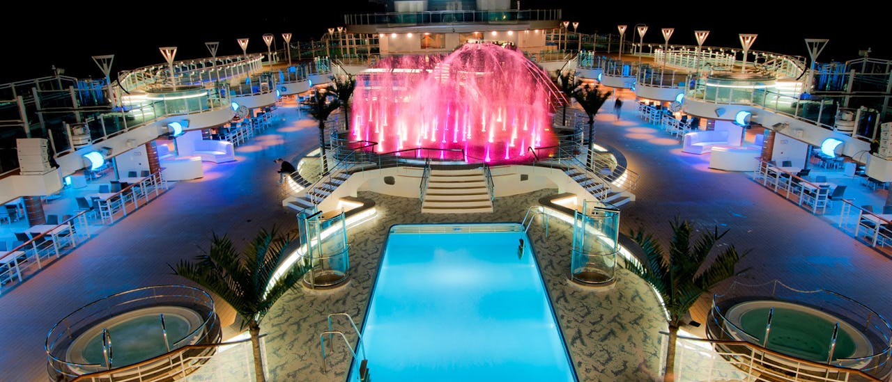 Se film under stjernerne på pooldækket