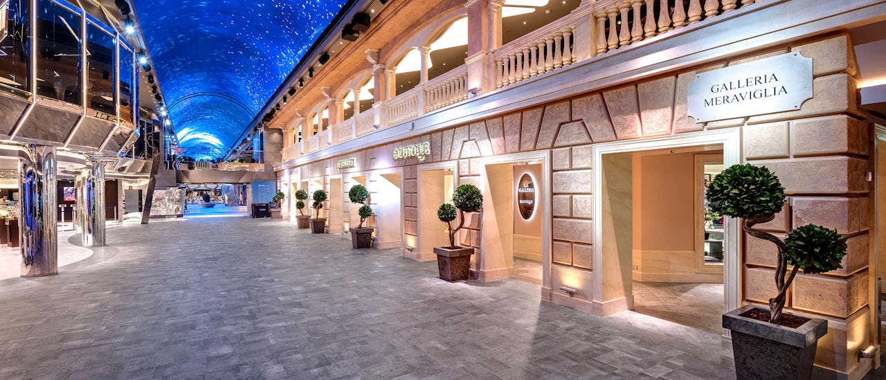 Den 96 meter lange gade er fuld af butikker, barer og restauranter under en 480 kvm LED-skærm.