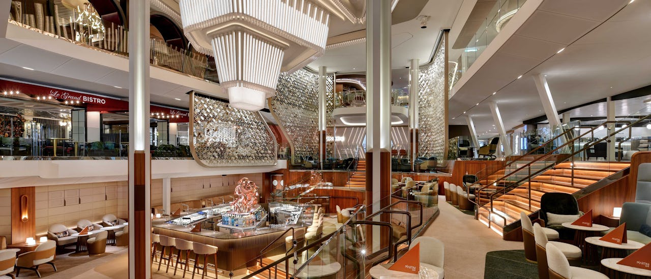 Grand Plaza's lysekrone har en ny form og hundredvis af LED-lys