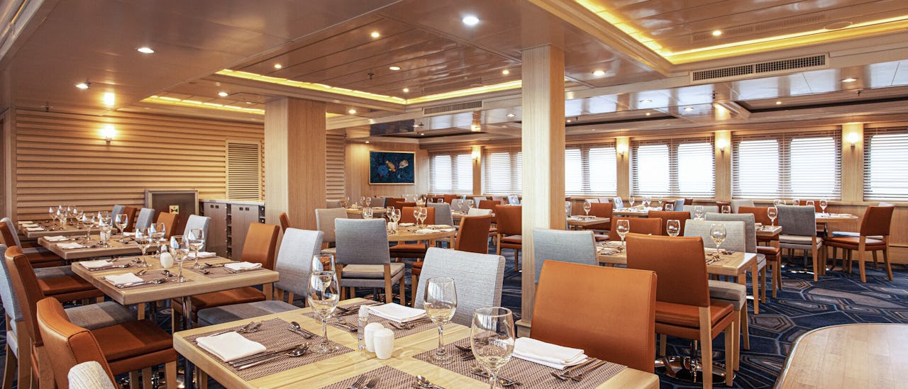 På det nederste dæk ligger den rummelige Beagle Restaurant