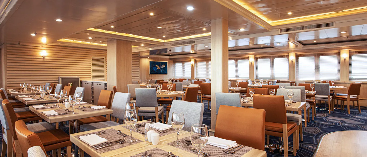 På det nederste dæk ligger den rummelige Beagle Restaurant