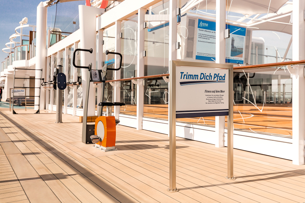 Der er otte træningsmaskiner på øvre dæk