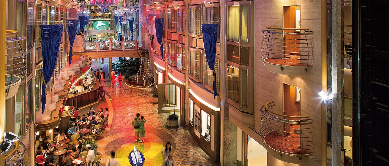 Gå en tur rundt i butikker, barer og restauranter på Royal Promenade