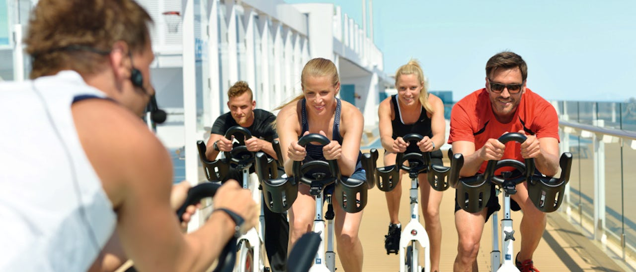 The cycling courses take place in the cycling room or in the arena