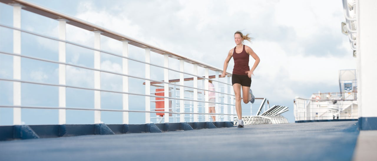 Kører på pooldæk i varme vinde