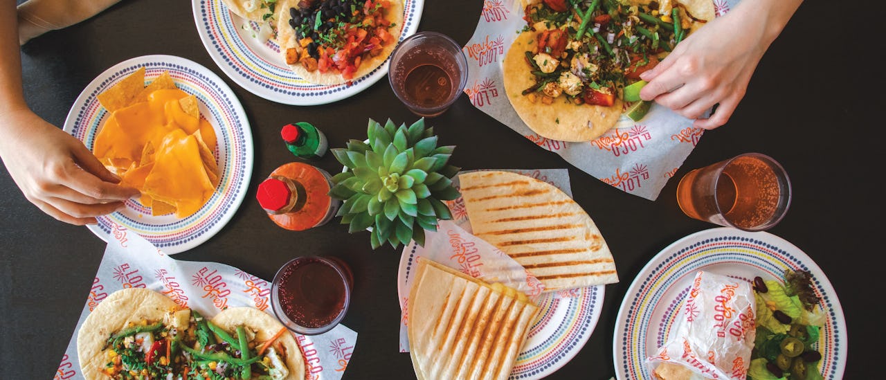 Du kan spise udendørs på El Loco, eller tage maden med dig