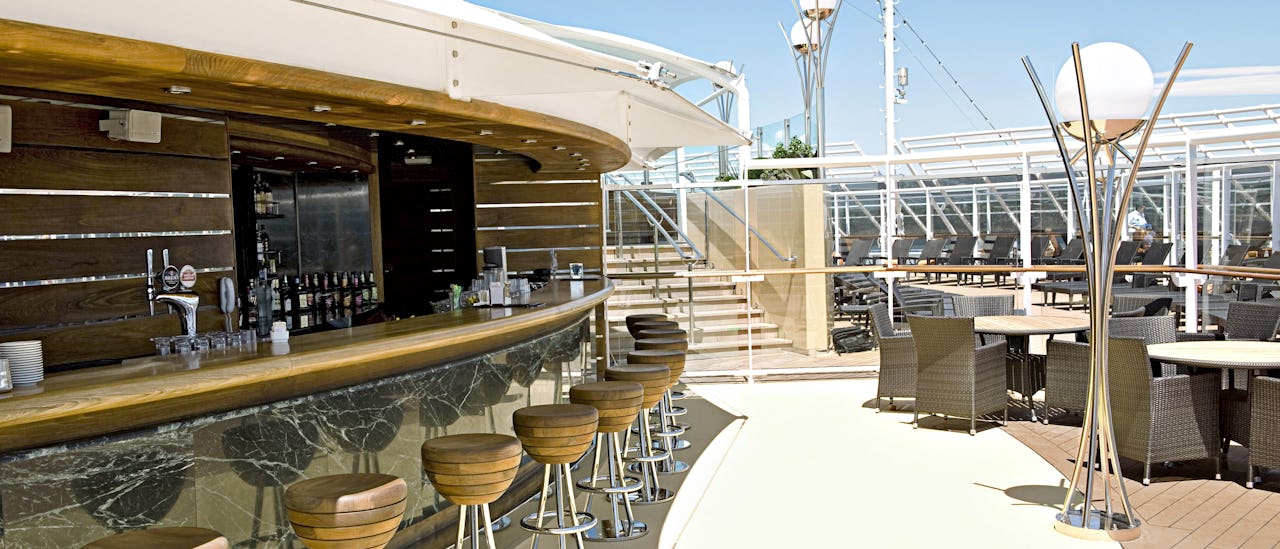 Yacht Club - The One Bar