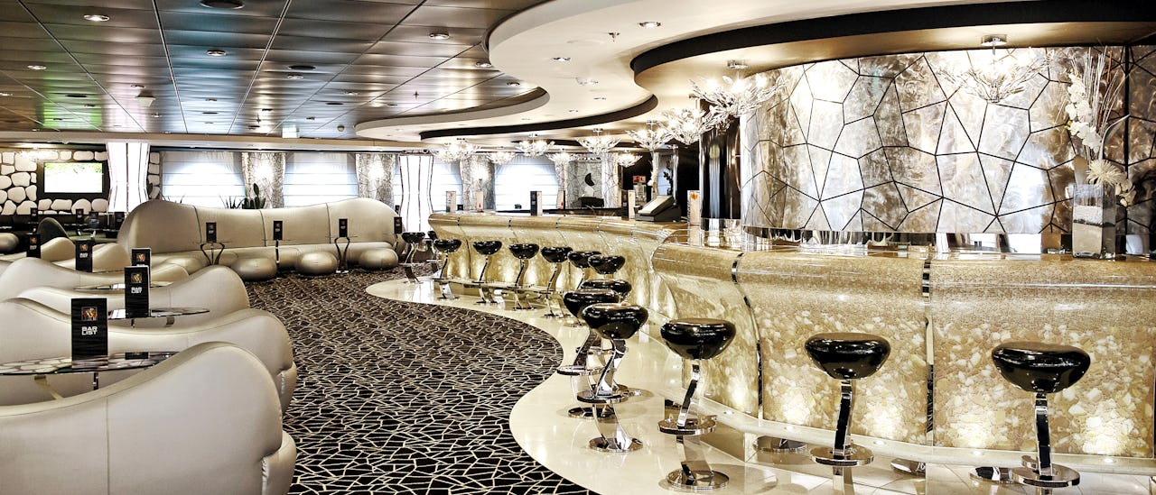 Black & White Lounge