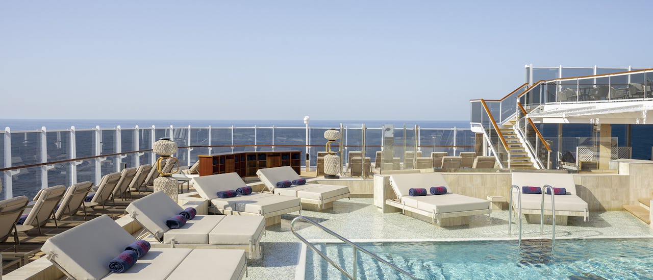 Atoll Pool & Bar - en intim pool med en afslappende atmosfære