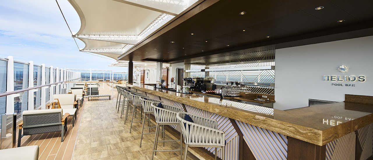 Nyd en cocktail i Hellios Pool bar