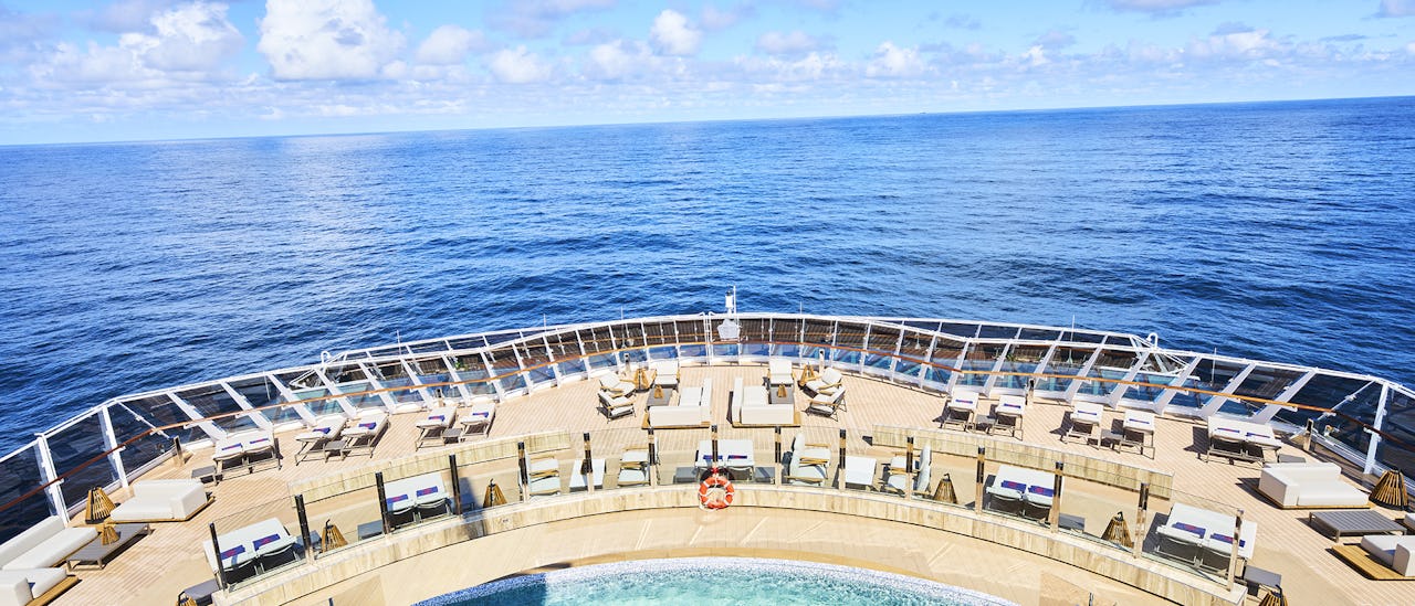 Helios Pool & Bar - en pool- og loungeoplevelse med panoramaudsigt (kun for voksne)