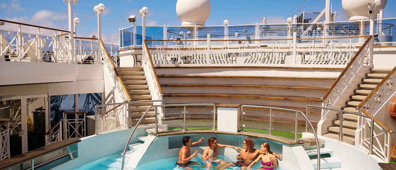 Byron Beach Club - en privat oase med pool og spa, beliggende på skibets øverste dæk